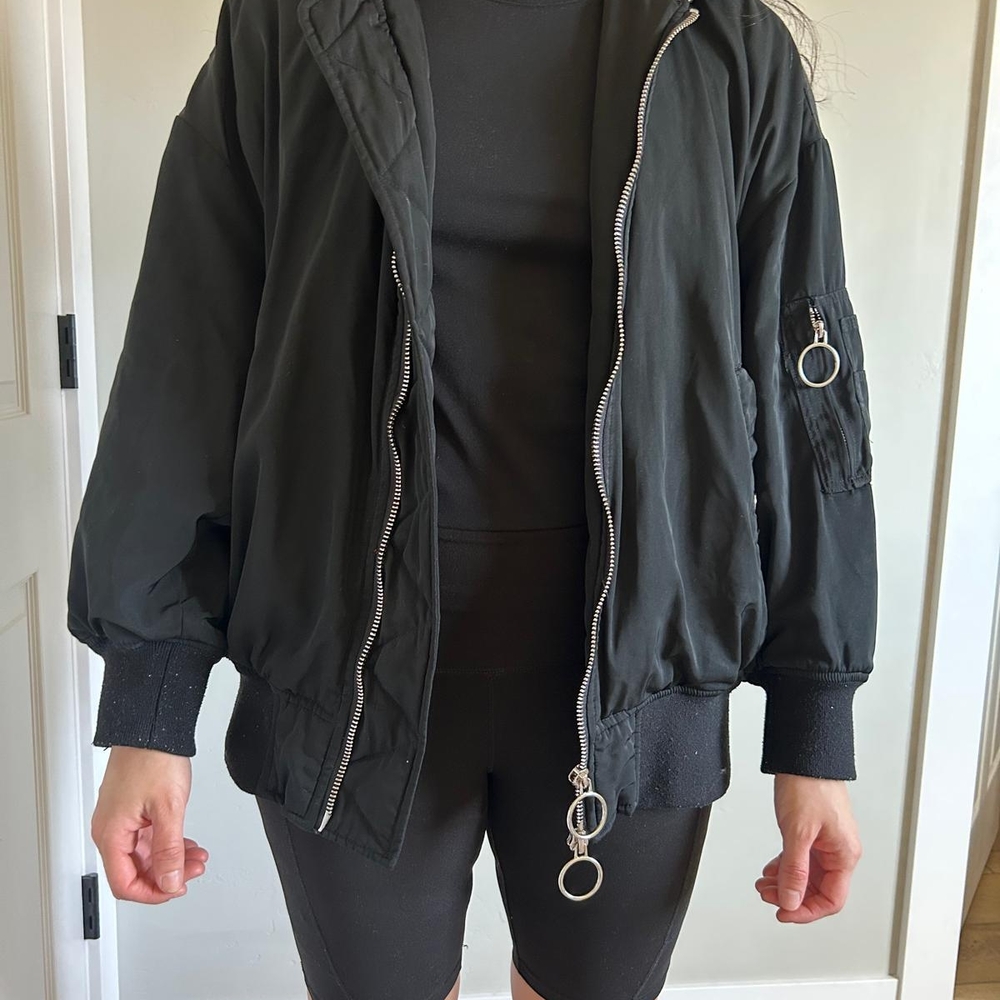 Zara Black Bomber Jacket with Ribbed Cuffs and Relaxed Fit